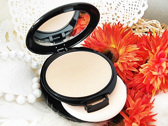 シュウウエムラのザ・ライトバルブ UV コンパクト ファンデーション shuuemura-lightbulbuvpact